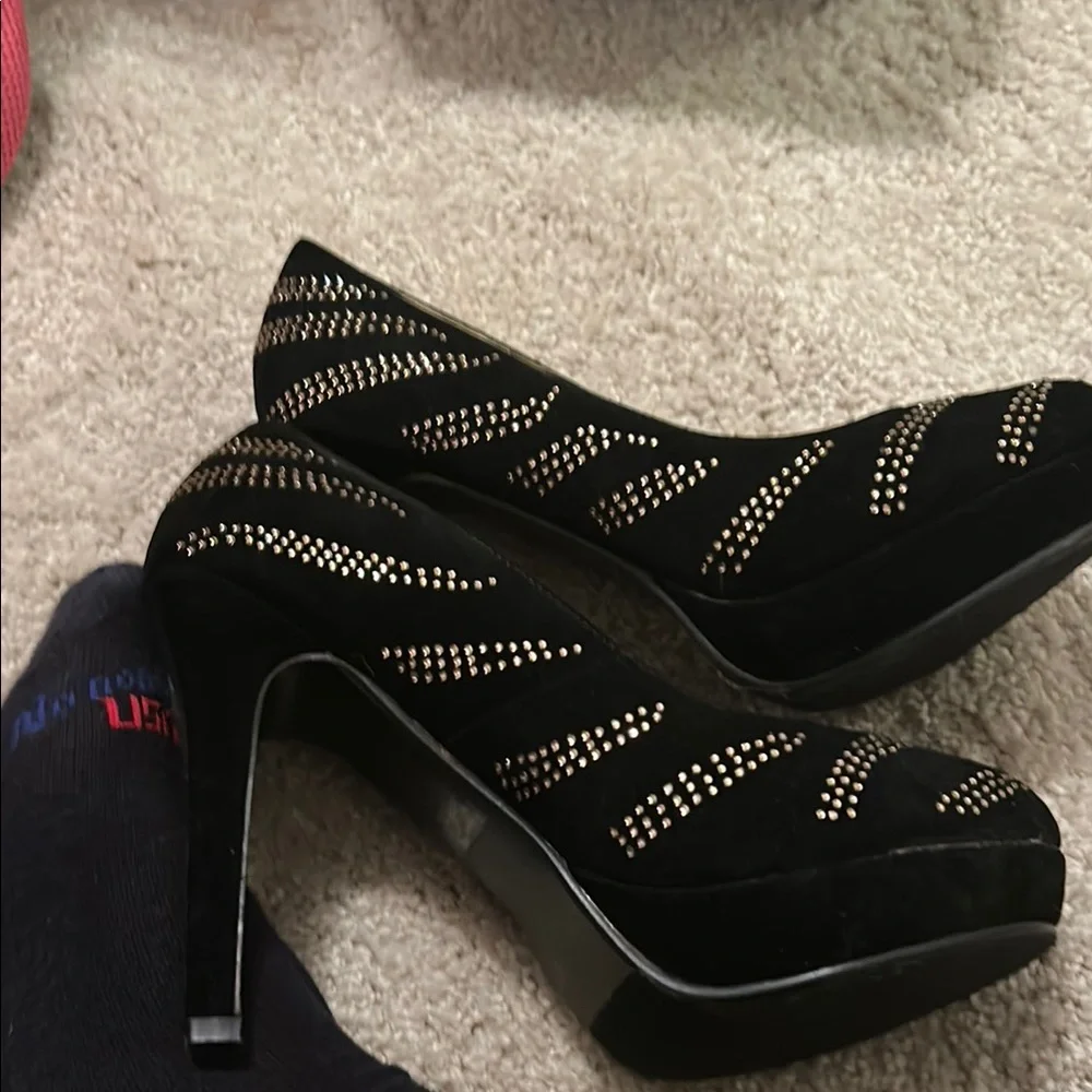 Elegant Black and Gold Women's Heels - Picture 1 of 4